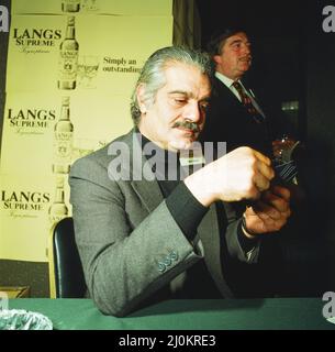 Omar Sharif, Schauspieler und professioneller Bridge-Spieler, nimmt am Langs Supreme Scotch Whisky International Bridge Tournament, um 1981, Teil. Stockfoto