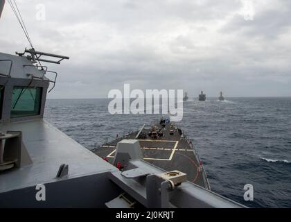 220224-N-EH998-1029 OZEAN (FEB 24,2022) die USS Farragut (DDG 99) segelt hinter der USS Bulkeley (DDG 89), links, USNS John Lenthall (T-AO 189), Mitte, und USS Delbert D. Black (DDG 119), während sie für Surface Warfare Advanced Tactical Training (SWATT) unterwegs sind. Die USS Bulkeley (DDG 89), links, und die USS Delbert D Black (DDG 119) rechts, sind Teil des Destroyer Squadron (DESRON) 26, das die Carrier Strike Group (CSG) 10 unterstützt. SWATT wird vom Naval Surface and Mine Warfighting Development Center (SMWDC) geleitet und soll die Kampffähigkeit, Letalität und Interoperabilität der teilnehmenden Einheit verbessern Stockfoto