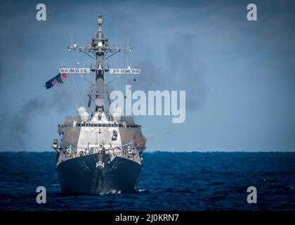 Der Lenkrakenzerstörer USS Nitze (DDG 94) feuert seine MK-45 5-Zoll-Waffe während einer Surface Warfare Advanced Tactical Training (SWATT)-Übung ab. Nitze ist Teil von Destroyer Squadron (DESRON) 26, das die Carrier Strike Group (CSG) 10 unterstützt. SWATT wird vom Naval Surface and Mine Warfighting Development Center (SMWDC) geleitet und soll die Kampffähigkeit, Letalität und Interoperabilität oder die teilnehmenden Einheiten verbessern. (USA Navy Foto von Mass Communication Specialist 3. Klasse Bryan Valek) Stockfoto