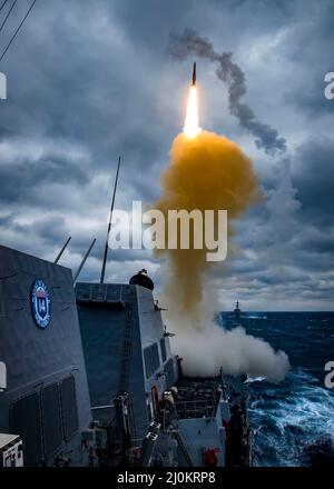 Der Lenkraketen-Zerstörer USS Delbert D. Black (DDG 119) startet eine Standard-Rakete 2 während einer Surface Warfare Advanced Tactical Training (SWATT) Live-Fire-Übung. Delbert D. Black ist Teil von Destroyer Squadron (DESRON) 26, das die Carrier Strike Group (CSG) 10 unterstützt. SWATT wird vom Naval Surface and Mine Warfighting Development Center (SMWDC) geleitet und soll die Kampffähigkeit, Letalität und Interoperabilität der teilnehmenden Einheiten verbessern. (USA Navy Foto von Mass Communication Specialist 3. Klasse Bryan Valek) Stockfoto