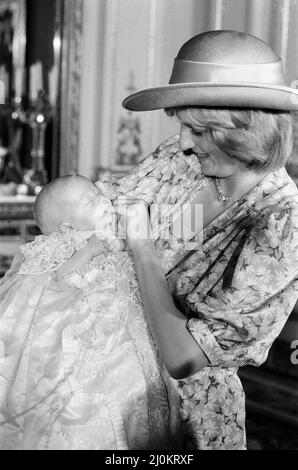 Prinzessin Diana hält ihren Sohn Prinz William nach einer privaten Taufe im Music Room im Weißen Zeichnungssaal des Buckingham Palace in den Armen.der Prinz wurde im traditionellen Gewand aus Honiton-Spitze getauft. Bild aufgenommen am 4.. August 1982. Stockfoto