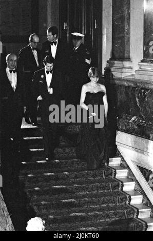 Lady Diana Spencer nahm heute Abend an ihrem ersten öffentlichen Engagement Teil, als sie zu Prinz Charles bei einem Gala-Benefizkonzert in der Goldsmith's Hall, London, zugunsten des Royal Opera House kam. Prinzessin Grace von Monaco nimmt ebenfalls an dem Ereignis Teil, wie in anderen Bildern dieses Sets zu sehen ist. Hinweis an die Redaktion: Diana trägt ein schwarzes Kleid, wie in den Farbbildern von Mirrorpix von diesem Ereignis zu sehen ist. Bild aufgenommen am 9.. März 1981 Stockfoto