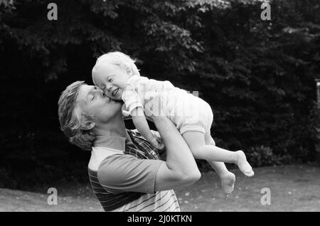 Michael Aspel im Bild zu Hause mit seiner Familie. September 1982. Stockfoto