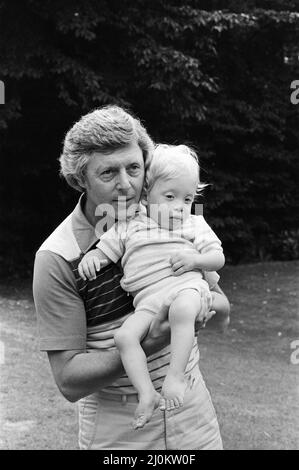 Michael Aspel im Bild zu Hause mit seiner Familie. September 1982. Stockfoto