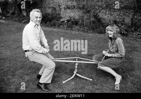 Schauspieler John Thaw mit seiner Schauspielerin Frau Sheila Hancock, abgebildet in ihrem Haus in Chiswick. 7. Mai 1981. Stockfoto