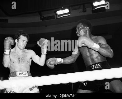 Maurice Hope / Rocky Mattioli (Neuverfilz). WBC World Super Welterweight Titel im Konferenzzentrum, Wembley, London, Großbritannien. Hoffnung, die TKO in Runde 11 gewonnen hat.(Bild) Kampfaktion. 12.. Juli 1980 Stockfoto