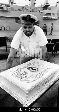Chefkoch Bill Colmer, Petty Officer, mit dem Kuchen, der zum Gedenken an die Inbetriebnahmezeremonie von HMS Liverpool angefertigt wurde. 9.. Juli 1982. Stockfoto
