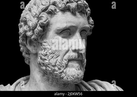 Porträt des römischen Kaiser Antoninus Pius isoliert auf schwarzem Hintergrund. Alte Bart Mann Skulptur Stockfoto