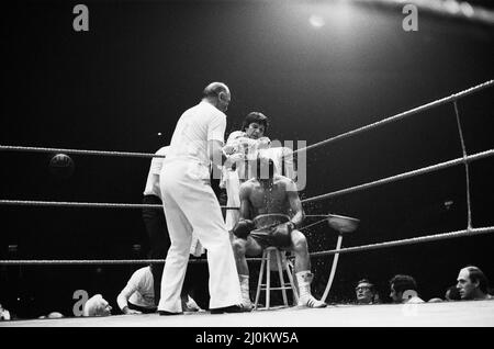 Maurice Hope / Carlos Herrera WBC World Super Weltgewichtstitel. Wembley Arena, Wembley, London, Vereinigtes Königreich.Hope gewann durch einstimmige Entscheidung Runde 15. (Bild) Carlos Herrera in seiner Ecke. 26.. November 1980 Stockfoto