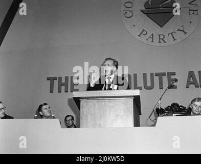 Michael Heseltine, Staatssekretär für Umwelt, sprach auf der konservativen Parteikonferenz in Brighton. Von Cecil Parkinson an der Vorderseite beobachtet, auf der linken Seite. 10.. Oktober 1982. Stockfoto