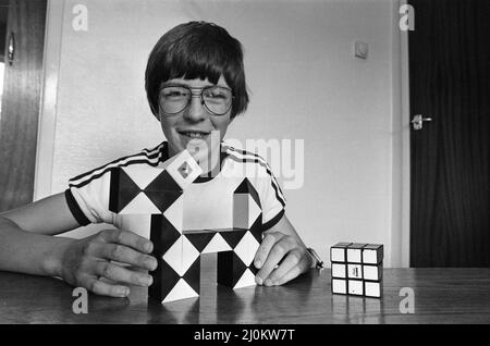 Der 14-jährige Terence Wilson aus Deepdale bei Preston mit seinem Rubik-Würfel und seiner Schlange. 28.. August 1981. Stockfoto