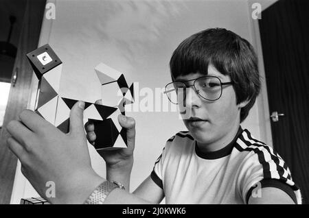 Der 14-jährige Terence Wilson aus Deepdale bei Preston mit seiner Rubik-Schlange. 28.. August 1981. Stockfoto