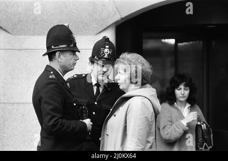 Szenen vor dem Old Bailey während des Prozesses gegen Peter Sutcliffe, den Yorkshire Ripper. 7. Mai 1981. Stockfoto