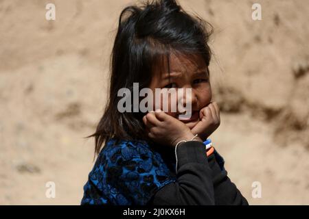 Bamiyan, Afghanistan. 19. März 2022. In der Nähe der Höhle, in der sie in der Provinz Bamiyan, Afghanistan, lebt, wird ein afghanisches Mädchen gesehen, 19. März 2022. Quelle: Saifurahman Safi/Xinhua/Alamy Live News Stockfoto