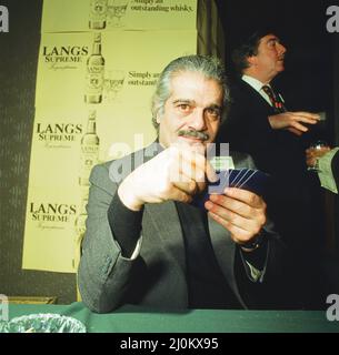 Omar Sharif, Schauspieler und professioneller Bridge-Spieler, nimmt am Langs Supreme Scotch Whisky International Bridge Tournament, um 1981, Teil. Stockfoto