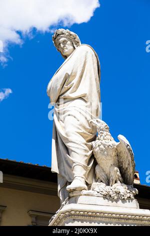 Dante Alighieri Statue in Florenz, Toskana Region, Italien, mit erstaunlichen blauen Himmel Hintergrund. Stockfoto