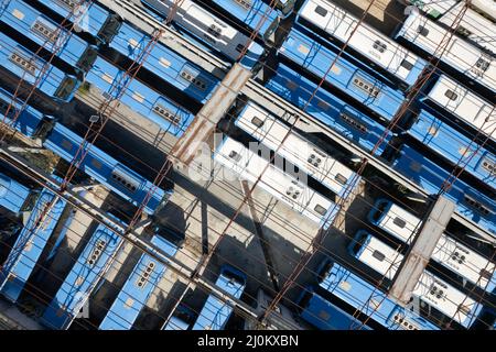 Luftdrohne Draufsicht auf verlassenen Transport Blue Buses Parkplatz. Schäbig und gebrochenen Fahrzeug. Schrottplatz von Bussen Zypern Stockfoto