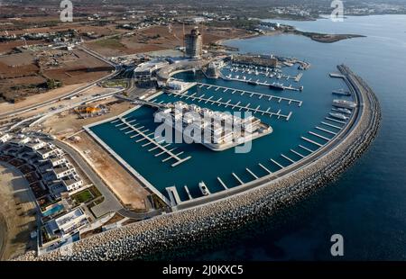 Luftdrohnenfoto der neuen Marina von ayia napa und Touristenyachten, die an der Marina festgemacht sind. Agia Napa Hafen Zypern Stockfoto