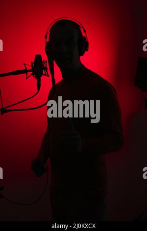 Voiceover-Schauspieler-Studiomikrofon Stockfoto