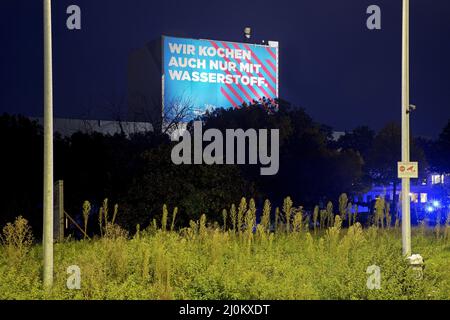 Großes Plakat auf der Autobahn A 40 für Klimastahl im Werk ThyssenKrupp Steel Europe, Bochum Stockfoto