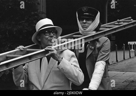 Eric Morecambe und Tom Baker vor Ort im Hever Castle, wo sie einen Comedy-Film drehen. 18.. August 1982. Stockfoto