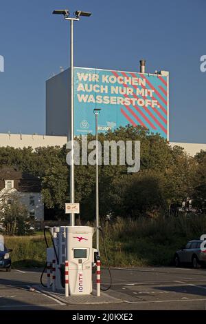 Ladestation und großes Plakat für Klimastahl im Werk ThyssenKrupp Steel Europe, Bochum Stockfoto