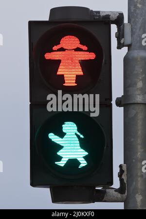 Fußgängerampel mit roter und grüner Ampel, Frau, Reykjavik, Island Stockfoto