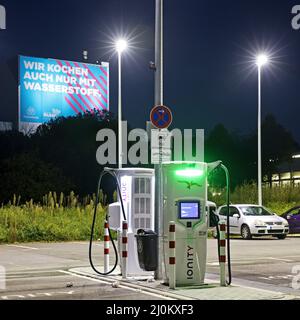 Ladestation und großes Plakat für Klimastahl im Werk ThyssenKrupp Steel Europe, Bochum Stockfoto