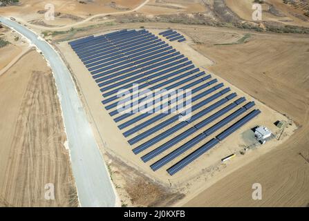 Luftdrohnenaufnahme der Photovoltaik-Anlage von Solar Panel. Alternative erneuerbare Energien, die die Umwelt schonen, Stockfoto