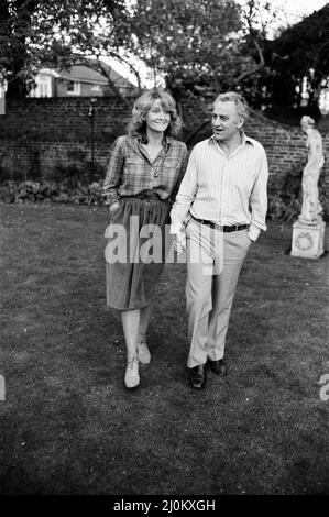 Schauspieler John Thaw mit seiner Schauspielerin Frau Sheila Hancock, abgebildet in ihrem Haus in Chiswick. 7. Mai 1981. Stockfoto