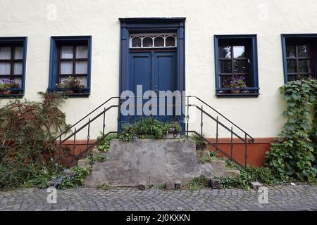 Treppe auf einem alten Wohnhaus im Zentrum von Kommern Stockfoto