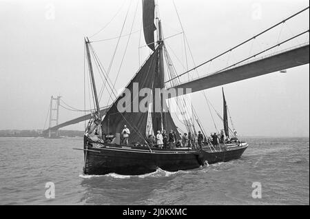 Die Thames Barge Mirosa, die 1892 in Maldon gebaut wurde, wurde hier unter der fast vollständigen Humber Bridge gebaut. 13. Mai 1981 Stockfoto