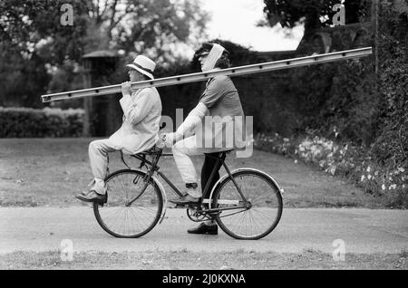 Eric Morecambe und Tom Baker vor Ort im Hever Castle, wo sie einen Comedy-Film drehen. 18.. August 1982. Stockfoto