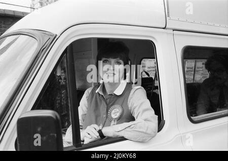 Harriet Harman, eine potenzielle Labour-Abgeordnete, tourt durch Peckham, wo sie bei der heutigen Nachwahl als Kandidatin kandidiert. 28.. Oktober 1982. Stockfoto