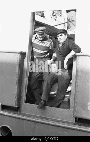 Crewman des Trawlers Magritte sah hier, wie er eine Zigarette hatte, während er am St Andrews Dock, Hull, festgebunden war. 24.. September 1980 Stockfoto