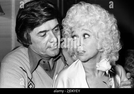 Die Schauspielerin Barbara Windsor und ihr Mann Ronnie Knight. 11.. Juli 1980. Stockfoto