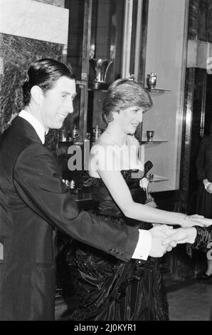 Lady Diana Spencer nahm heute Abend an ihrem ersten öffentlichen Engagement Teil, als sie zu Prinz Charles bei einem Gala-Benefizkonzert in der Goldsmith's Hall, London, zugunsten des Royal Opera House kam. Prinzessin Grace von Monaco nimmt ebenfalls an dem Ereignis Teil, wie in anderen Bildern dieses Sets zu sehen ist. Hinweis an die Redaktion: Diana trägt ein schwarzes Kleid, wie in den Farbbildern von Mirrorpix von diesem Ereignis zu sehen ist. Bild aufgenommen am 9.. März 1981 Stockfoto