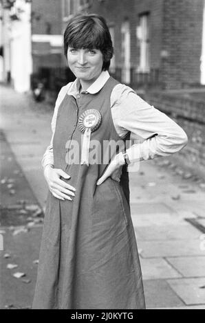 Harriet Harman, eine potenzielle Labour-Abgeordnete, tourt durch Peckham, wo sie bei der heutigen Nachwahl als Kandidatin kandidiert.28.. Oktober 1982. Stockfoto