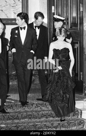 Lady Diana Spencer nahm heute Abend an ihrem ersten öffentlichen Engagement Teil, als sie zu Prinz Charles bei einem Gala-Benefizkonzert in der Goldsmith's Hall, London, zugunsten des Royal Opera House kam. Prinzessin Grace von Monaco nimmt ebenfalls an dem Ereignis Teil, wie in anderen Bildern dieses Sets zu sehen ist. Hinweis an die Redaktion: Diana trägt ein schwarzes Kleid, wie in den Farbbildern von Mirrorpix von diesem Ereignis zu sehen ist. Bild aufgenommen am 9.. März 1981 Stockfoto