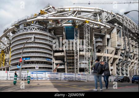 Madrid, Spanien. 19. März 2022. Das Santiago-Bernabeu-Stadion der spanischen Fußballmannschaft Real Madrid wurde einen Tag vor dem La Liga-Spiel, das seit langem als El Clasico bekannt ist, zwischen Real Madrid und Barcelona in Spanien, drastisch renoviert. Kredit: SOPA Images Limited/Alamy Live Nachrichten Stockfoto