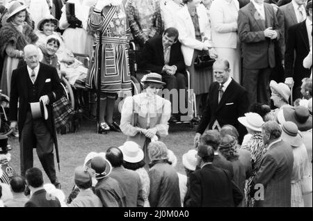Lady Diana Spencer besucht ihre erste Garden Party im Buckingham Palace. In diesem Bild spricht Lady Diana auch mit Gästen über ihren Verlobungsring. Prinz Philip, der Herzog von Edinburgh, ist rechts von Diana abgebildet. Bild aufgenommen am 23.. Juli 1981 Stockfoto