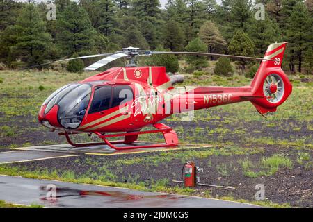 GRAND CANYON, ARIZONA, USA - JULI 30 : Hubschrauber am 30. Juli 2011 aufgrund von Regen auf dem Grand Canyon, Arizona, USA, geerdet Stockfoto