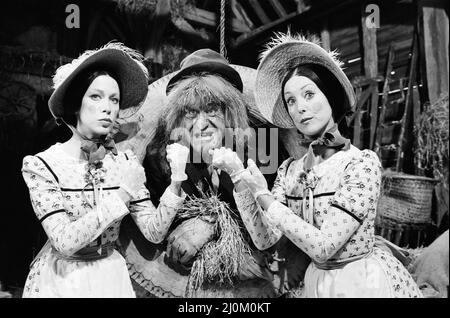 Worzel Gummidge, die Lieblingsfernsehers der Kinder, bekommt von Tante Sally genug Ärger, aber jetzt kommt sie vor die Kulissen und hat in Form von Tante Sally II doppelte Probleme Worzel, gespielt von Jon Pertwee, Tante Sally von Una Stubbs (rechts) und Tante Sally II von Connie Booth (links). 6.. August 1981. Stockfoto