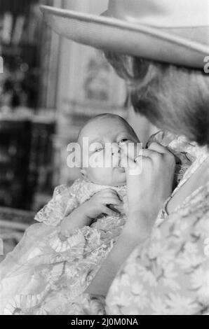 Prinzessin Diana hält ihren Sohn Prinz William nach einer privaten Taufe im Music Room im Weißen Zeichnungssaal des Buckingham Palace in den Armen.der Prinz wurde im traditionellen Gewand aus Honiton-Spitze getauft. Bild aufgenommen am 4.. August 1982. Stockfoto