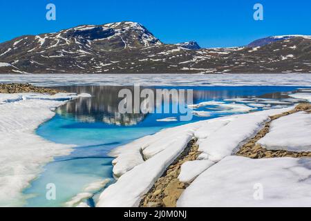 Gefrorener türkisfarbener See Vavatn Panorama in der Sommerlandschaft Hemsedal Norwegen. Stockfoto