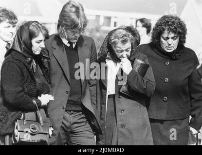 Huyton Mordes, Merseyside, August 1980. John Greenwood 11 und Gary Miller 11 wurden im Sterben auf einer müllhalde des rates gefunden. Sie waren über den Kopf geschlägert und dann unter Müll vergraben worden. Als sie gefunden wurden, waren sie beide noch am Leben, starben aber später an ihren Verletzungen (John Greenwood, 17.. August und Gary Miller, 20.. August). Unser Bild zeigt ... Familie Greenwood bei der Beerdigung, 3.. September 1980. Stockfoto