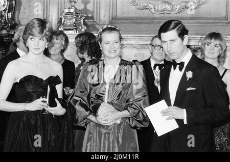 Lady Diana Spencer nahm heute Abend an ihrem ersten öffentlichen Engagement Teil, als sie mit Prinz Charles bei einem Gala-Benefizkonzert in der Goldsmith's Hall, London, zugunsten des Royal Opera House zusammenkam.Prinzessin Grace von Monaco steht im Zentrum. Hinweis an die Redaktion: Diana trägt ein schwarzes Kleid, wie in den Farbbildern von Mirrorpix von diesem Ereignis zu sehen ist. Bild aufgenommen am 9.. März 1981 Stockfoto