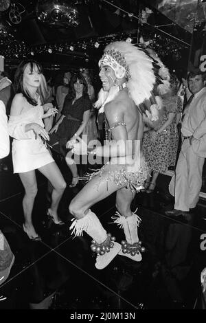 Die Gäste tanzen auf der Tanzfläche im neuen Nachtclub Stringfellows in Covent Garden, London. 1.. August 1980. Stockfoto