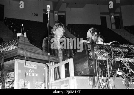 Barry Manilow am Tonmischpult zur Vorbereitung auf sein Konzert im Hartford Civic Center, Hartford, Connecticut, Amerika. Dezember 1981. Stockfoto