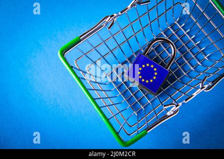 EU-Sanktionen. Geschlossenes Vorhängeschloss mit EU-Flagge. Stornierung von Lieferungen von Produkten aus der Europäischen Union. Sanktionskorb. Lieferung wird geschlossen Stockfoto